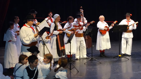 Tamburaška skupina Metliške folklorne skupine Ivan Navratil